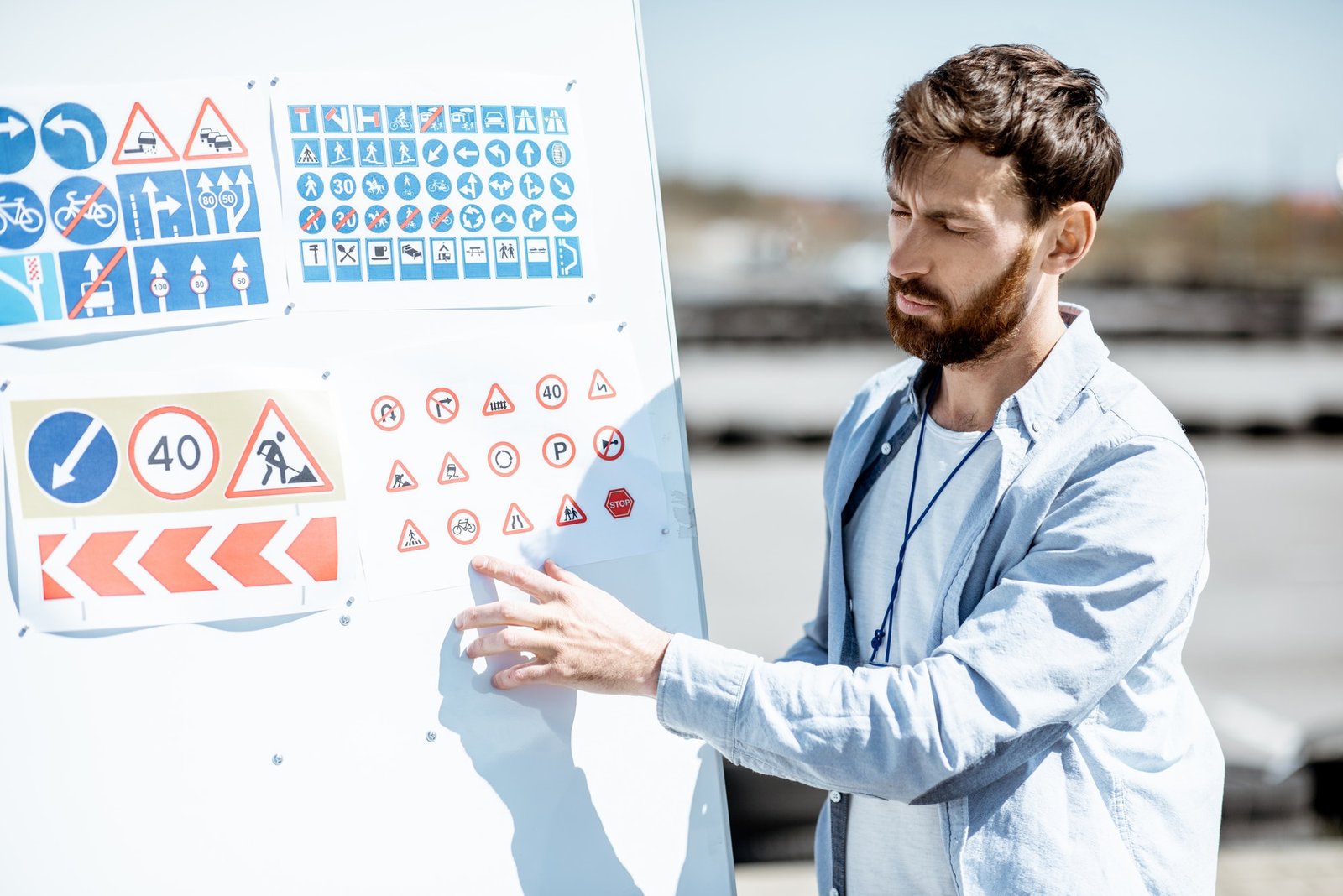 driver-instructor-showing-traffiic-signs.jpg driver-instructor-showing-traffiic-signs.jpg